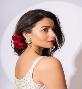 Enhance your look with these trending hairstyles in this wedding season, look different