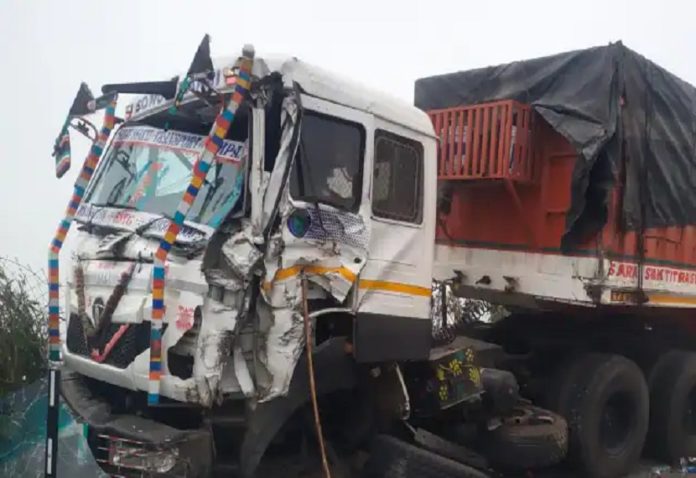 Auraiya News Bus collided with truck due to fog on Agra Expressway, three people died, many injured