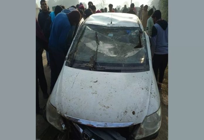 While returning home from Ghaziabad, an uncontrolled car fell into a pond, four people died