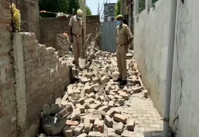 In Bhadohi, two brothers riding a bicycle died due to being buried under the wall, there was chaos in the house