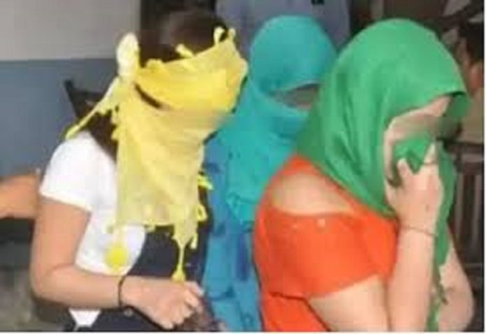 Married women found doing prostitution in Agra, guest house operator used to call customer