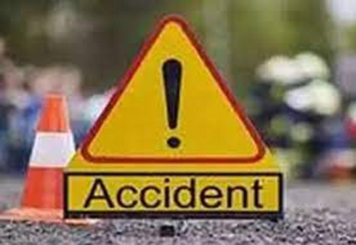 Three friends riding a bike died due to collision with an unknown vehicle in Hardoi, there was chaos in the house