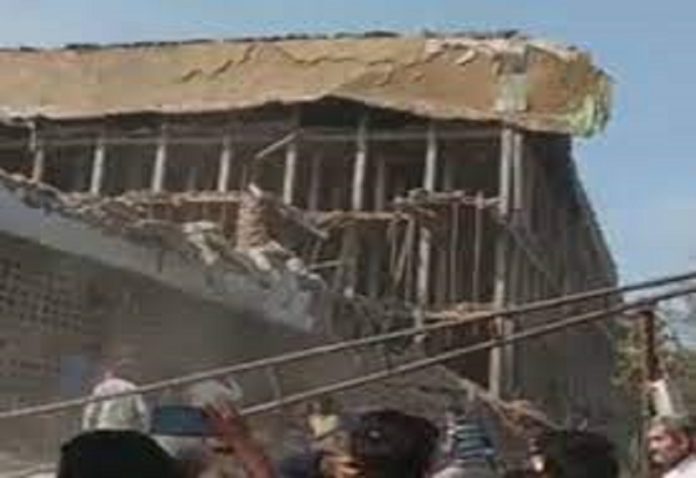 Big accident in Sambhal: Cold store roof collapses due to overload, two dozen laborers trapped