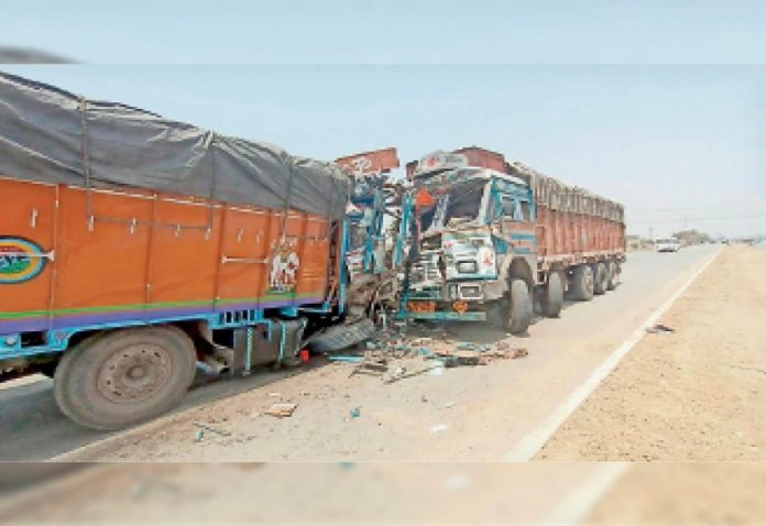 Two trucks collided at Prayagraj's Azad bridge, three including real brother died