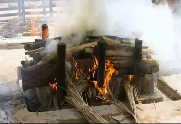 Old father gave last farewell to 6 family members with moist eyes, tears are not stopping