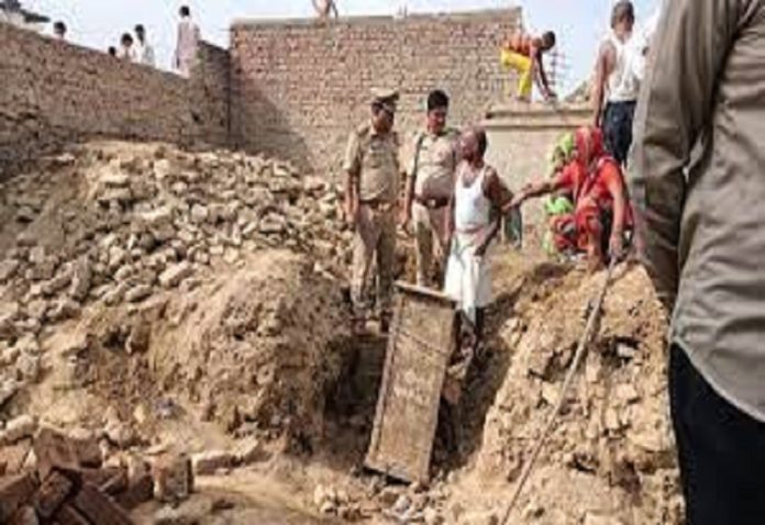 The condition of the family that donated 100 bighas of land deteriorated, the vault came out during the digging of the foundation, the old woman was surprised to see the jewelry