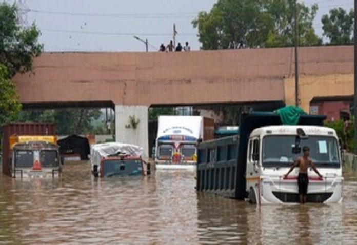 Capital Delhi is in bad condition due to Yamuna water, 23 thousand people were rescued, water filled till Supreme Court