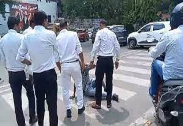 Anarchy: Lawyers create disturbance in front of police, enter bus and misbehave with passengers, youth in car beaten in front of daughter