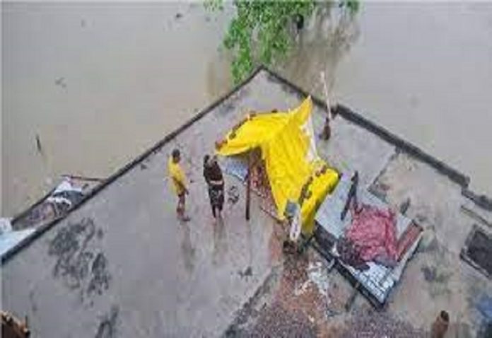 Situation worsened in Lucknow due to heavy rains, water entered houses in Barabanki, houses built on rooftops.