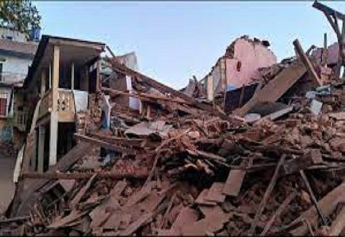 Earthquake at midnight caused devastation in Nepal, 128 people dead so far, PM Modi expressed grief