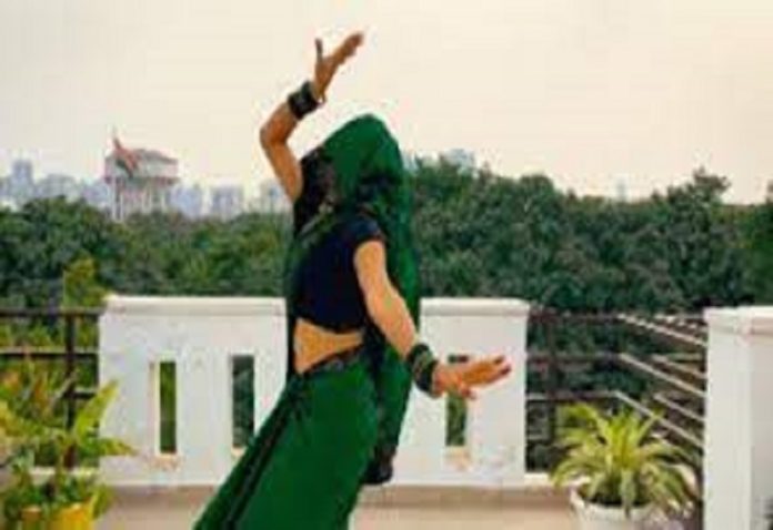 Desi Bhabhi did wonders in green saree, danced to Haryanvi songs