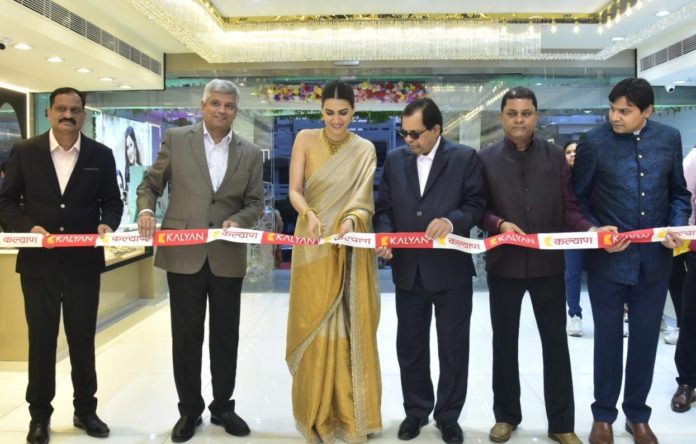 Kriti Sanon inaugurates new showroom of Kalyan Jewelers in Alambagh, Lucknow