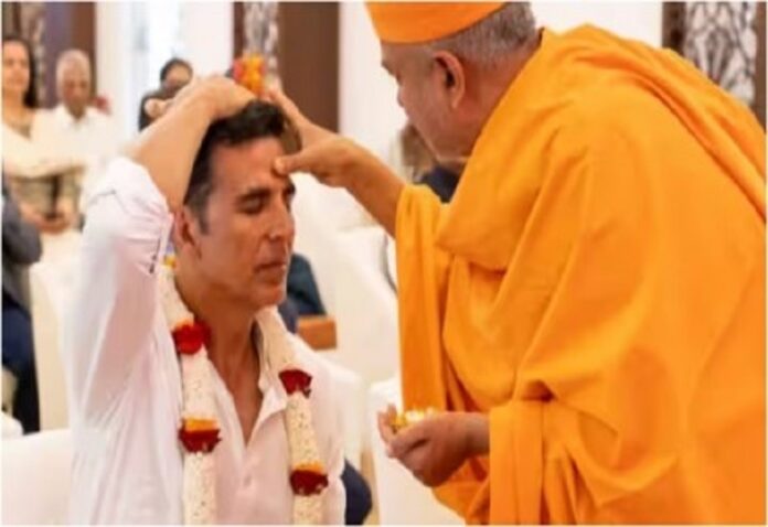 After the inauguration of the Prime Minister, Akshay Kumar reached the temple in Abu Dhabi and offered prayers.
