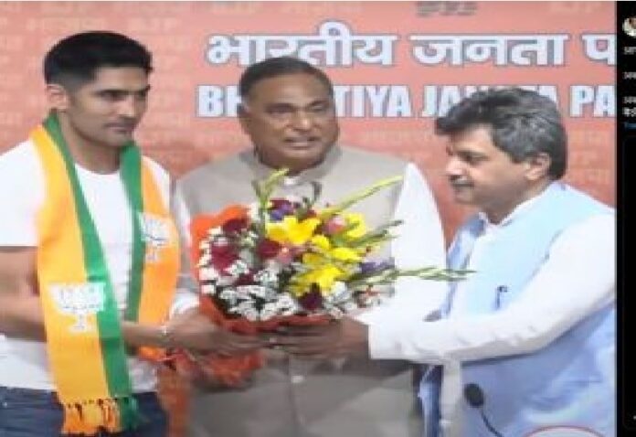 Big blow to Congress in UP, boxer Vijendra left Hand and joined BJP.