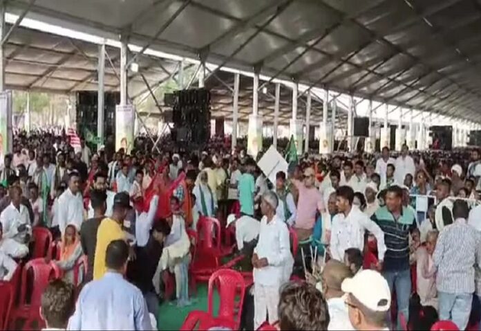 Ruckus in the grand rally of opposition alliance in Jharkhand, chairs were thrown violently, had to run away from the stage