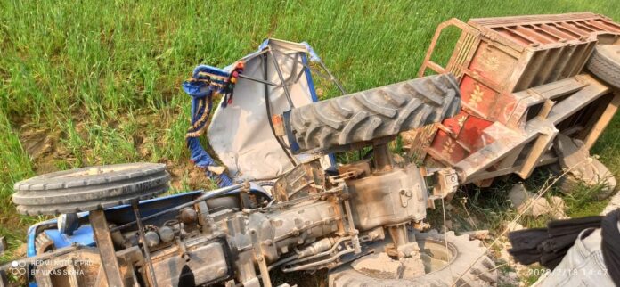 Tractor of villagers going to see fair in Lakhimpur overturned, one girl died, 14 people injured