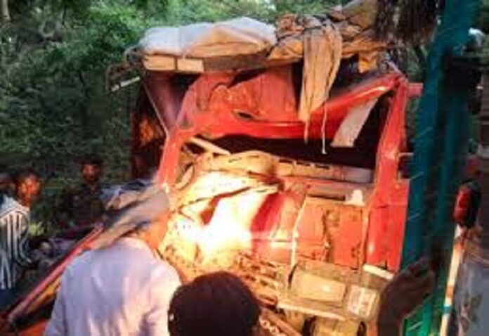 Uncontrolled DCM collides with tree in Pilibhit, three laborers killed, 33 injured