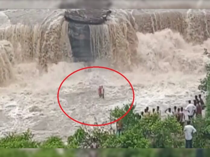 The family that had gone for a picnic at the waterfall was washed away in the flood, dead bodies of five out of seven were found, the search for two continues.