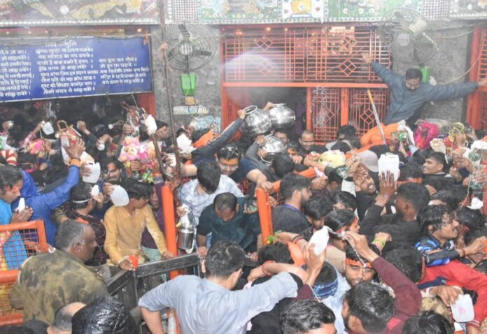 Kashi echoed with the cheers of Bhole, devotees took bath in Ganga and performed Jalabhishek of Lord Shiva.