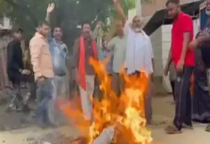 Rahul's statement in the House angered Hindus, expressed displeasure by burning effigy in Varanasi