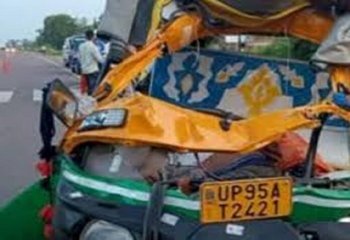 Tempo truck carrying Bageshwar Dham devotees rammed into a truck; seven dead, five serious