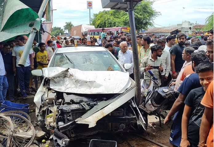 Uncontrollable car crushed three people in Lucknow, people chased the driver and caught him, beat him up like this