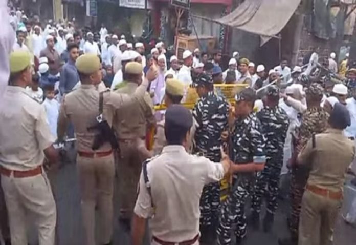 Ten funeral processions took place simultaneously in Meerut, seeing this painful scene the whole city cried, many fainted and fell down.