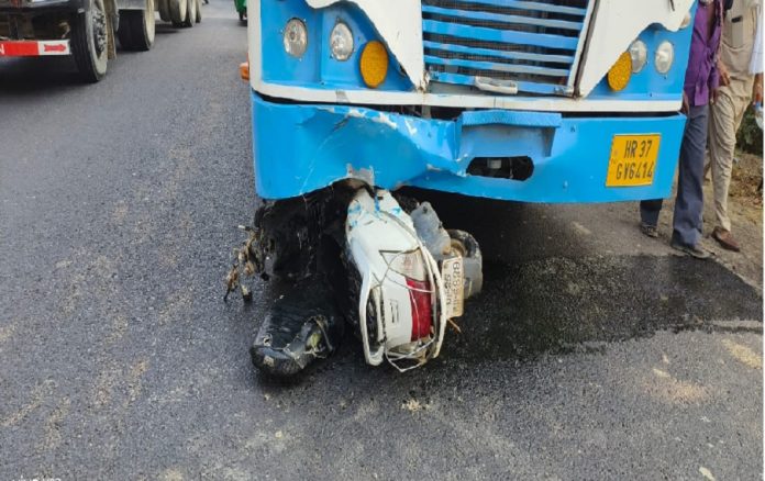 Shikshamitra and instructor were crushed by bus in Bareilly, both died, teachers expressed grief and anger