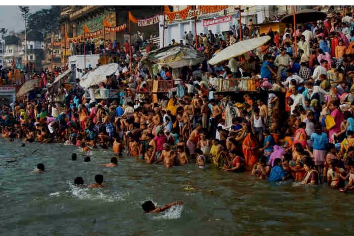 Kartik Purnima: Crores of devotees take a dip of faith on the ghats of major rivers including Ganga.