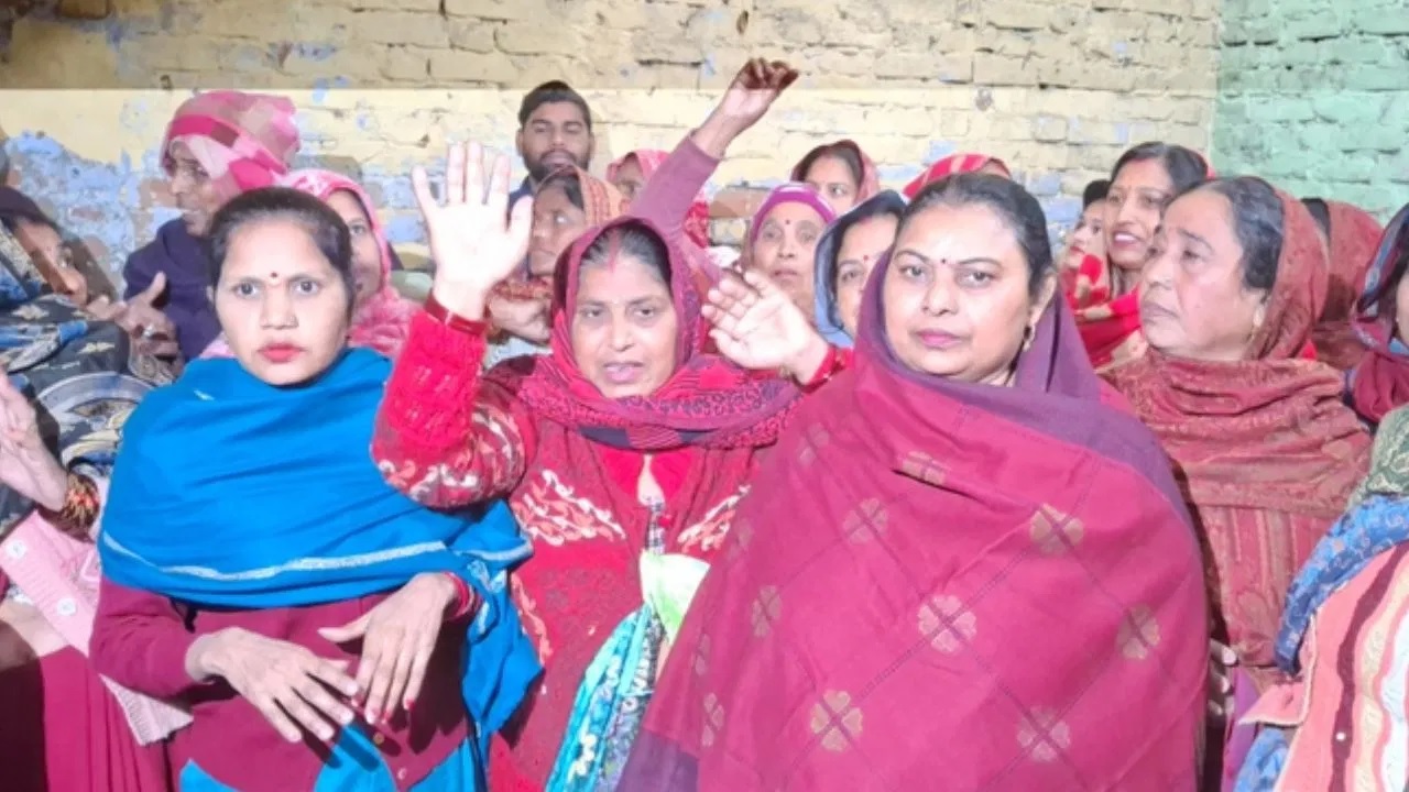 संभल में एक और मंदिर दीवारों की कैद में चामुंडा देवी मंदिर को खुलवाने महिलाओं ने किया प्रदर्शन