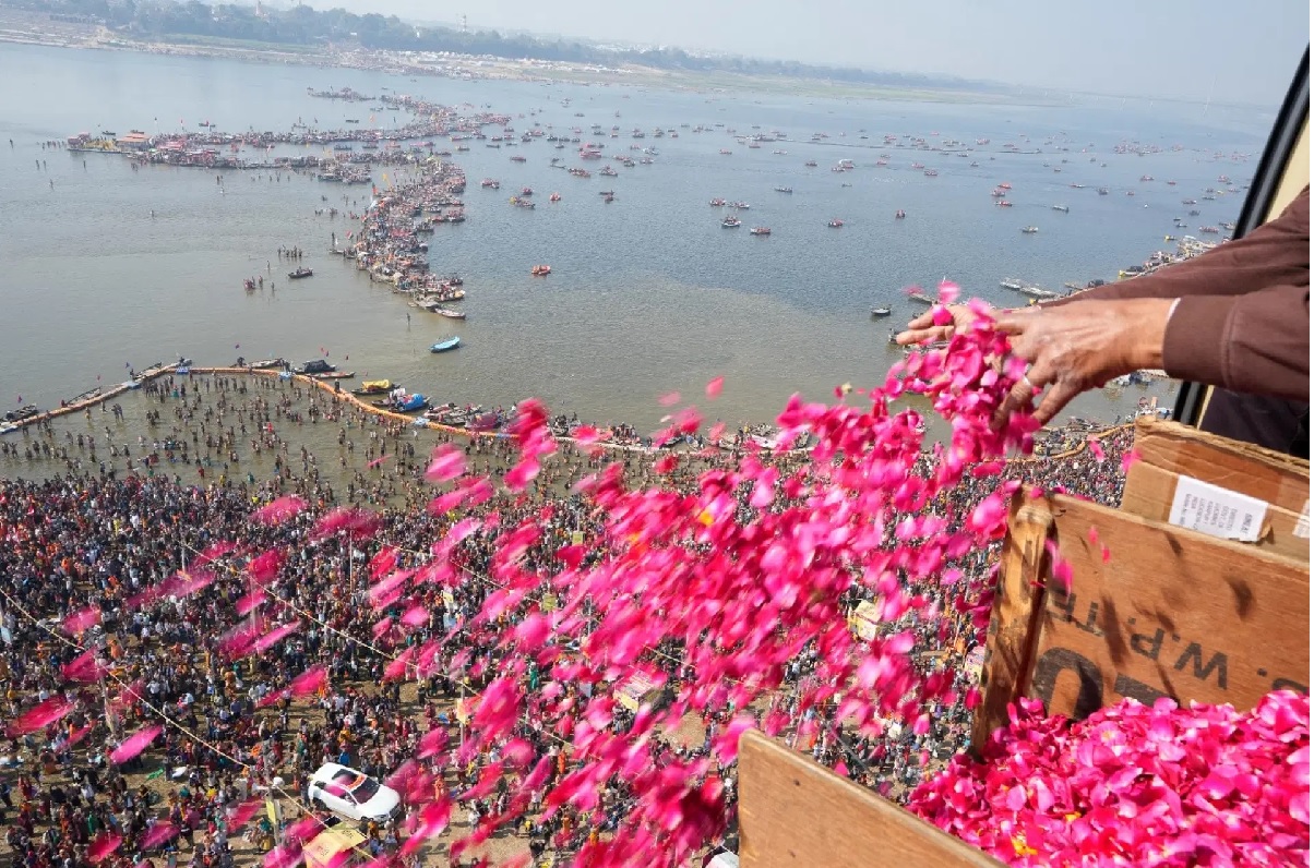 महाकुंभ: अमृत स्नान के दौरान साधु-संतों पर हेलीकॉप्टर से हुई पुष्प वर्षा