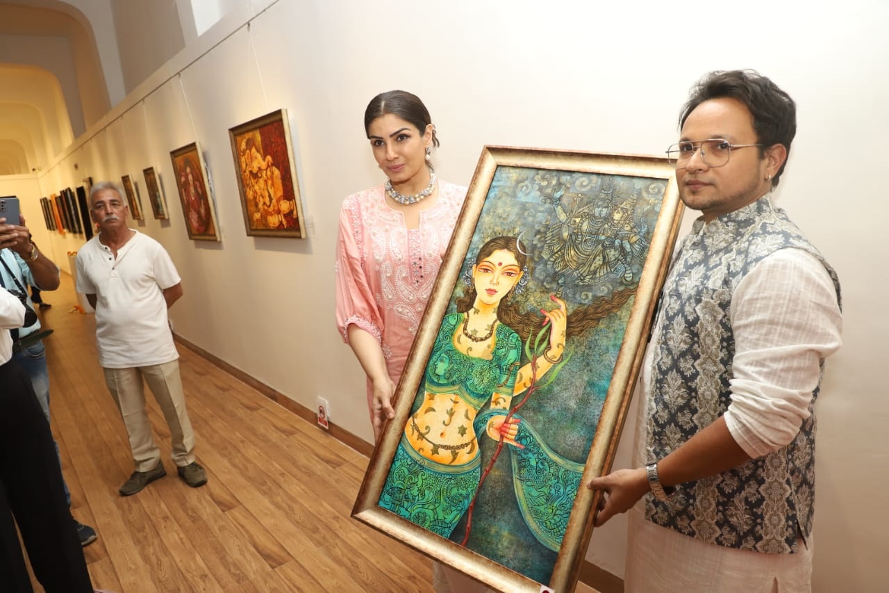 Raveena Tandon graces the launch of Vishal Sable's unique painting exhibition 'Nayika'