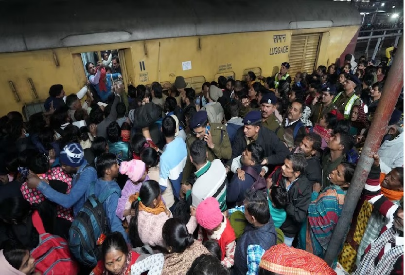 Stampede at the station : मृतकों की संख्या हुई 18, राष्ट्रपति और प्रधानमंत्री ने जताया शोक, मुआवजे का एलान