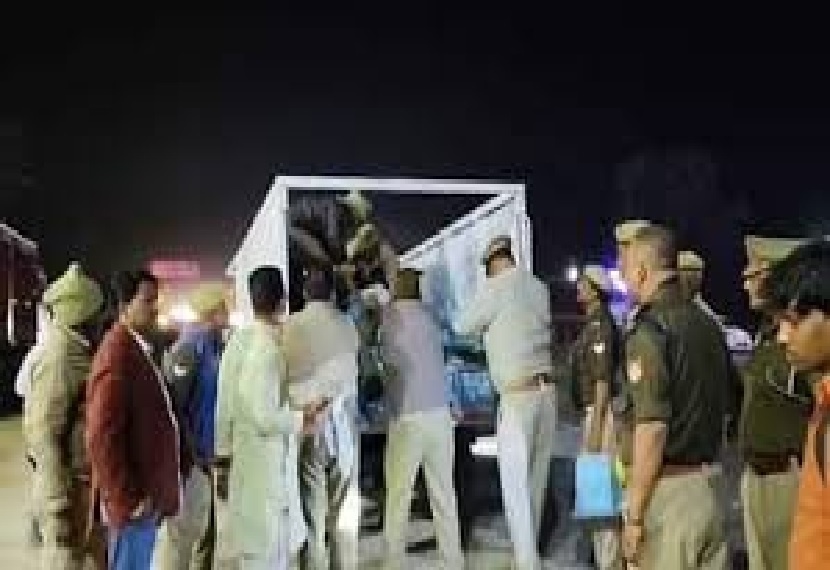 While returning from Prayagraj after taking bath, devotees' vehicle collided with a truck, four killed, three injured