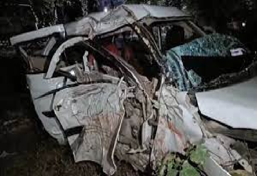 Car becomes junk in accident, three friends die together, driver's condition critical