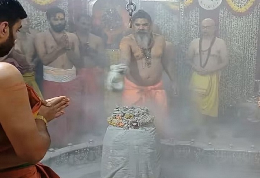 Special Bhasmarti of Mahakal took place on Mahashivratri, queue of devotees started to get darshan of Baba