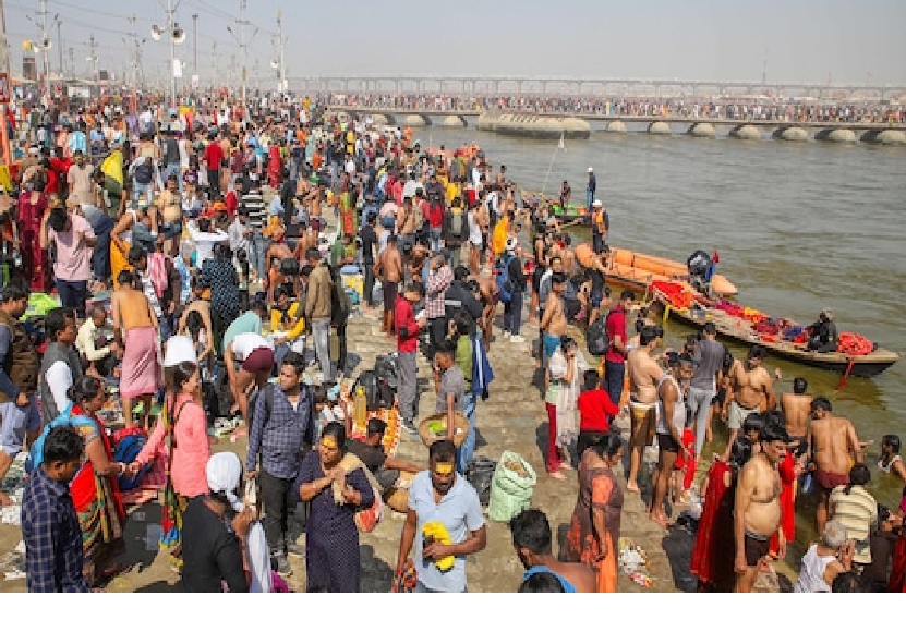 महाकुंभ: Maghi Purnima पर महास्नान करने लगी श्रद्धालुओं की भीड़, सरकार ने पुष्पवर्षा करके किया स्वागत