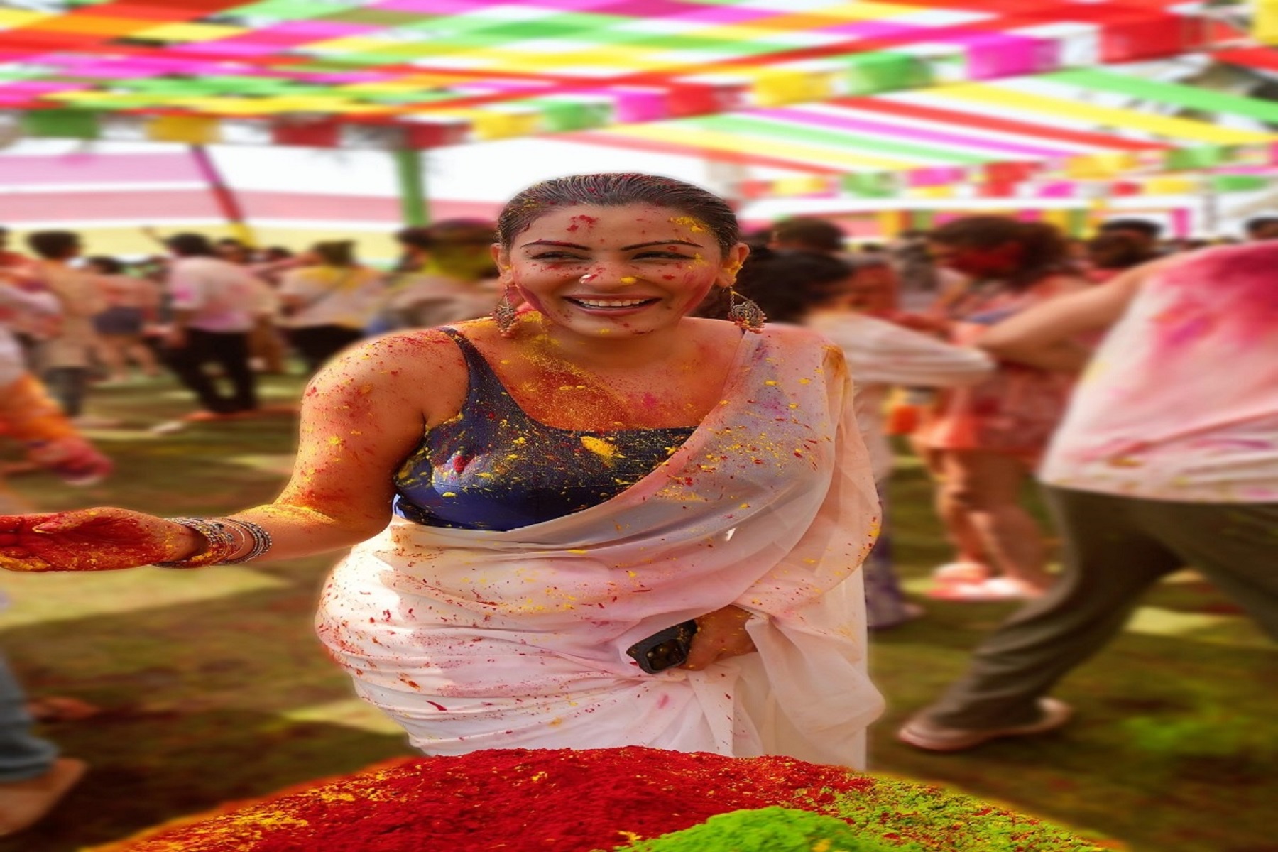 Dr. Yamini Malhotra was colored with Holi, she applied color- gulal