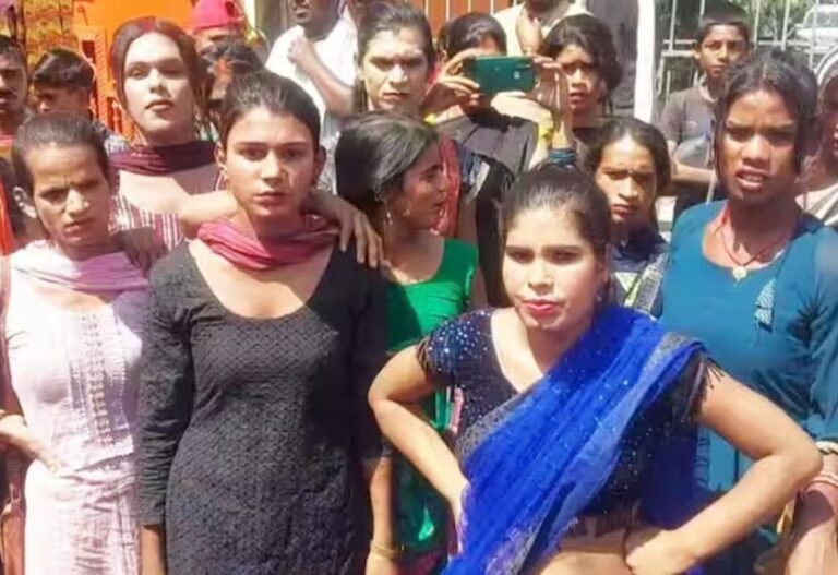 Eunuchs dance naked in Jaunpur district hospital, beat up doctors and health workers