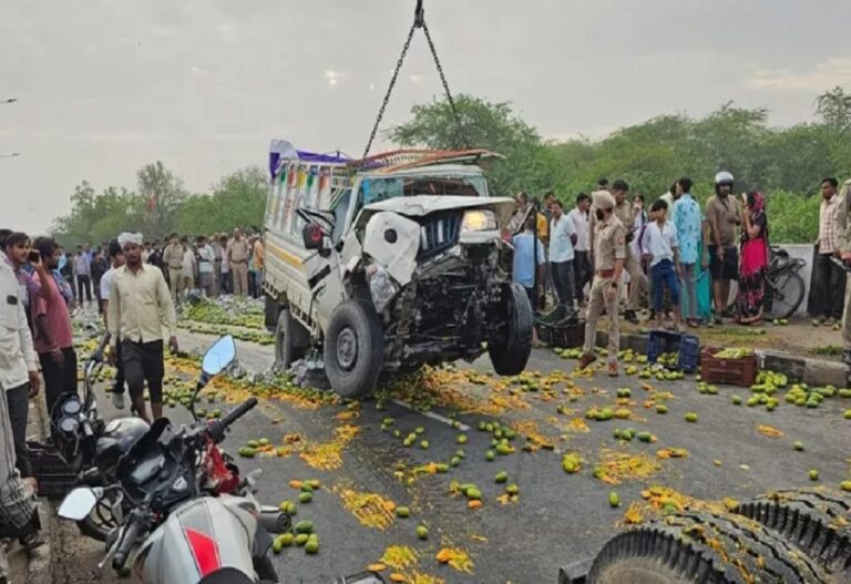 A pickup carrying mangoes overturned in Agra, four people including the driver died, one in critical condition