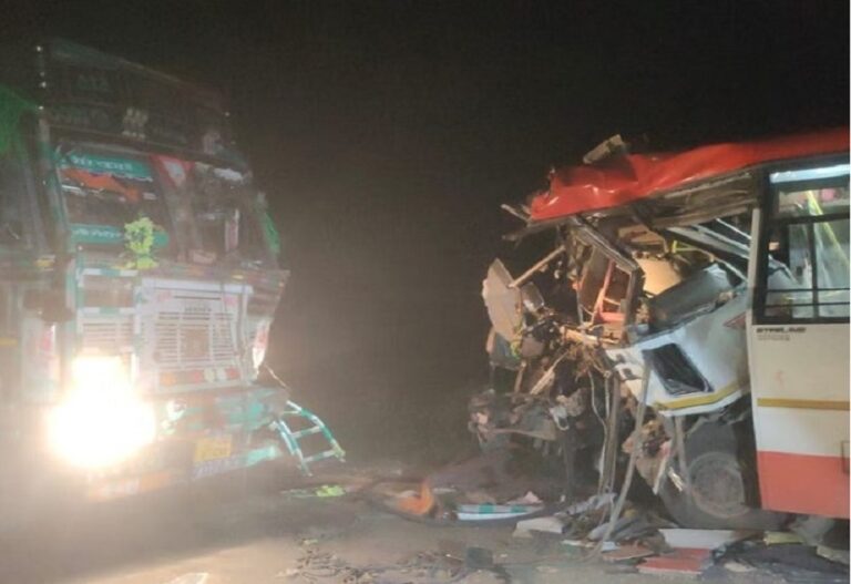 Big accident in Jaunpur: Bus collides with truck, five killed in the accident, more than 20 passengers injured