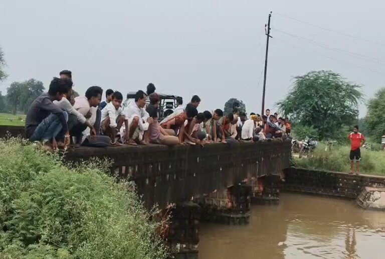 In Banda, a woman tied her three children to her waist and jumped into the canal, knowing the reason will make your heart tremble
