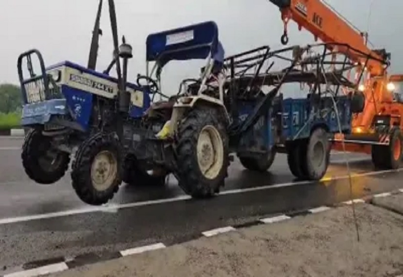 Container hits tractor trolley of devotees going to Rajasthan for darshan from Kasanganj, Eight dead, 50 people injured,