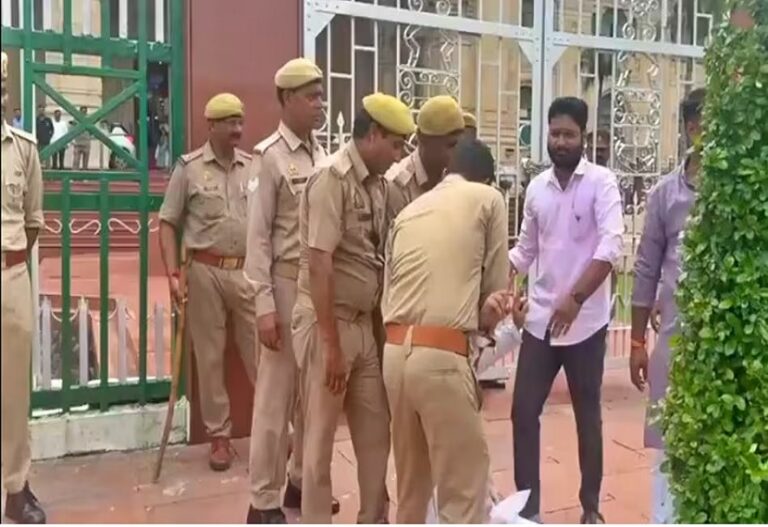 Police got into trouble in the case of lathi charge on ABVP workers in Barabanki, four people including the inspector were suspended