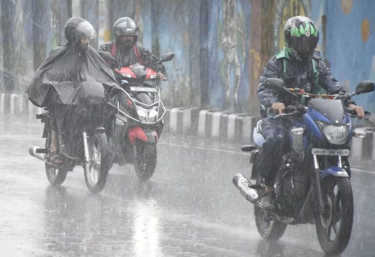 Heavy rain warning: Heavy rain continues in many districts including Lucknow, schools closed, alert issued for 30 districts