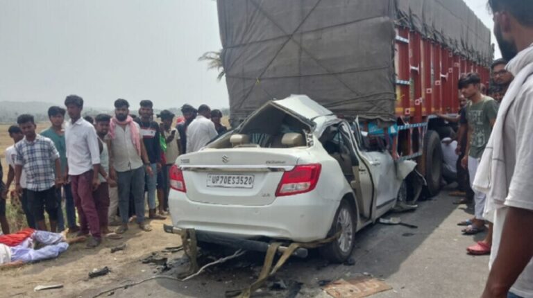 #Road accident Three people died in Amethi when a speeding car collided with a truck, the bodies had to be taken out by cutting the car