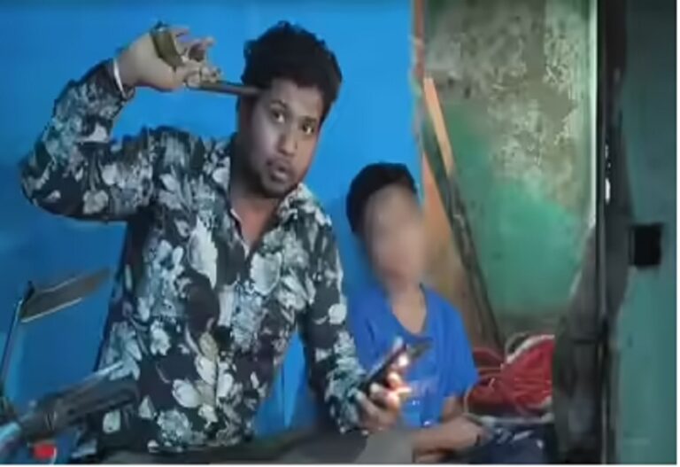 When his girlfriend left him, the crazy lover held her son hostage at gunpoint, the drama continued for hours.