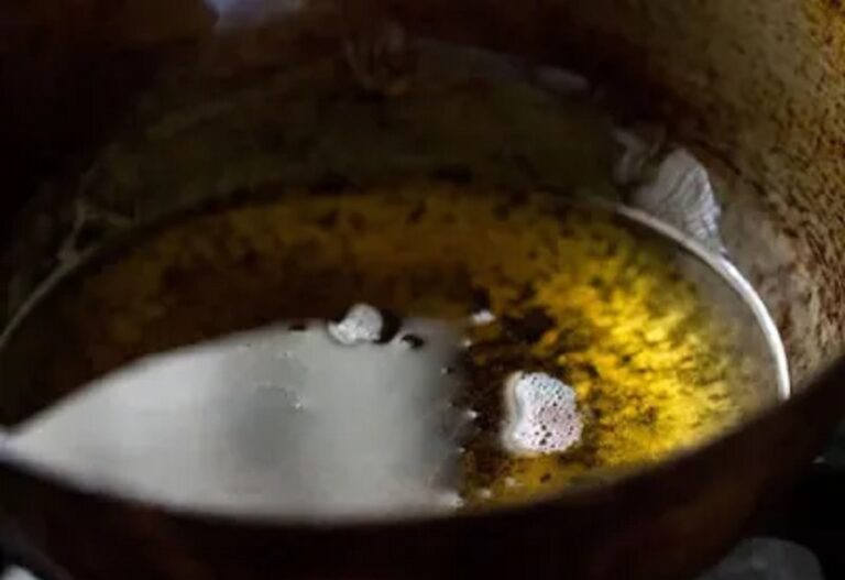 Delhi's cruel wife poured hot oil on her sleeping husband and sprinkled red chilli powder on his wounds to increase the pain.
