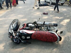 Trailer hits bike in Bahraich, four people including a child die, screams ensue