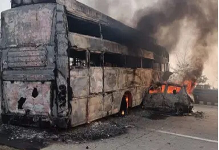 Buses and cars collided on Yamuna Expressway, five people burned alive in the fire, more than 40 injured.